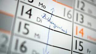 Auf einem Kalender ist der Schriftzug «Bildungsurlaub» zu sehen.  (Foto: picture alliance/dpa | Daniel Naupold)