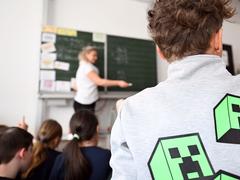 Eine Lehrerin steht vor einer Klasse an der Tafel (Foto: picture alliance/dpa | Bernd Weißbrod)