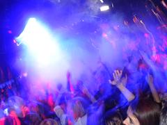Menschen feiern auf der Tanzfläche in einer Discothek (Foto: picture alliance / dpa | Franziska Kraufmann)
