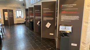 Einblick in die Axel-Buchholz-Preis-Ausstellung im Deutschen Zeitungsmuseum in Wadgassen. (Foto: Max Zettler / SR)