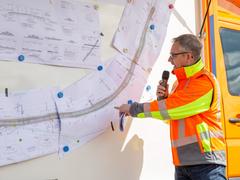 Werner Nauerz, der Direktor des Landesbetriebes für Straßenbau (LfS), stellt das Bauprogramm 2024 des LfS vor. (Foto: MUKMAV/Kathrin Stockart )