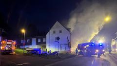 Starke Rauchwolken kommen aus einer brennenden Wohnung in der Hauptstraße Spiesen (Foto: Feuerwehr Spiesen-Elversberg)
