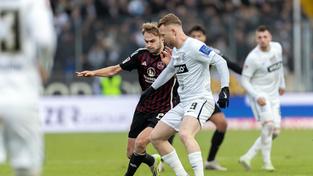 Tim Handwerker (FC Nürnberg) gegen Dominik Martinovic (SV Elversberg) (Foto: IMAGO / eu-images)