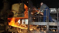 Archiv-Bild: Ein Stahlarbeiter der Halberg Guss (Foto: IMAGO / BeckerBredel)