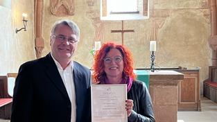 Susanne Wachs mit Verleiher Gunther Bechtel, Ortsbürgermeister Bockenheim (Foto: Max Zettler)